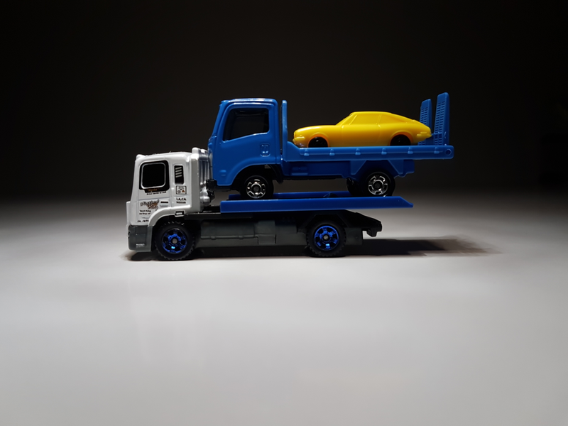 Illustration for article titled Makeitfit Monday: Isuzu Elf Vehicle Transporter by Tomica
